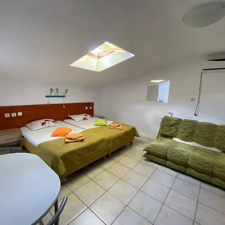 Apartment Garsoniere Victor Seaview Aer Conditionat- Bucatarie-primim Carduri Vacanta-pet Friendly La 3 Minute De Plaja Reyna-zoom *
